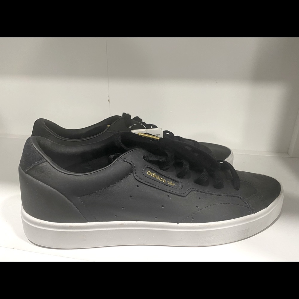 NWT Adidas 9.5 women’s shoes